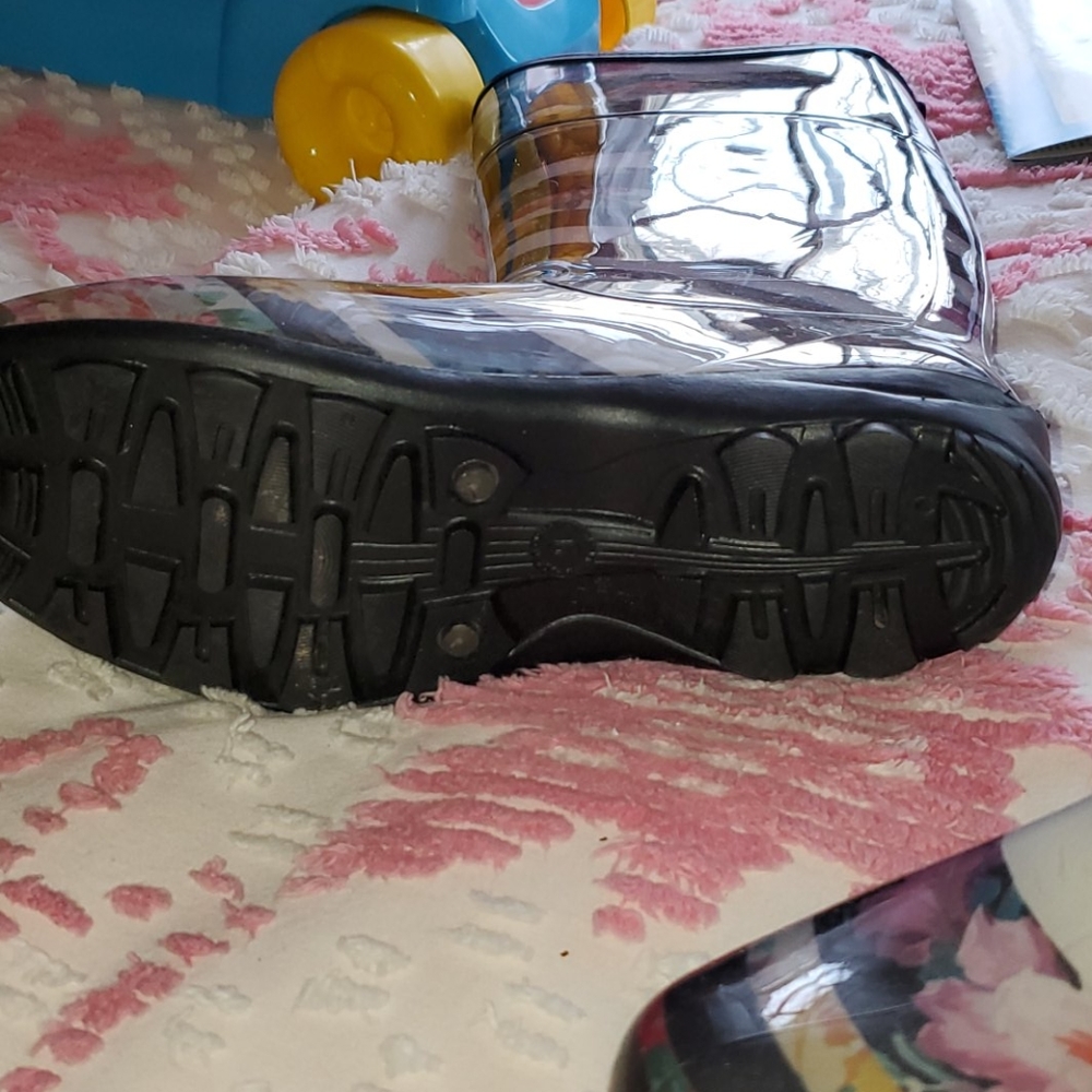 Beautiful rain boots. - Picture 4 of 4